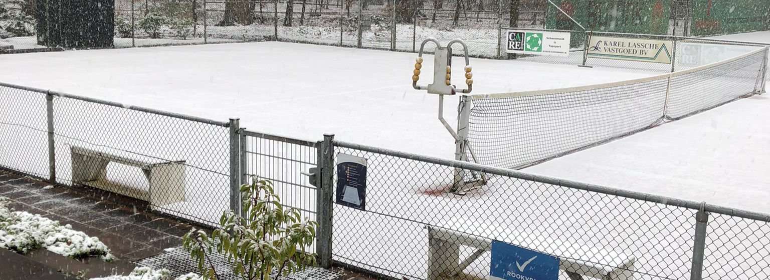 Tennisbanen onder sneeuw