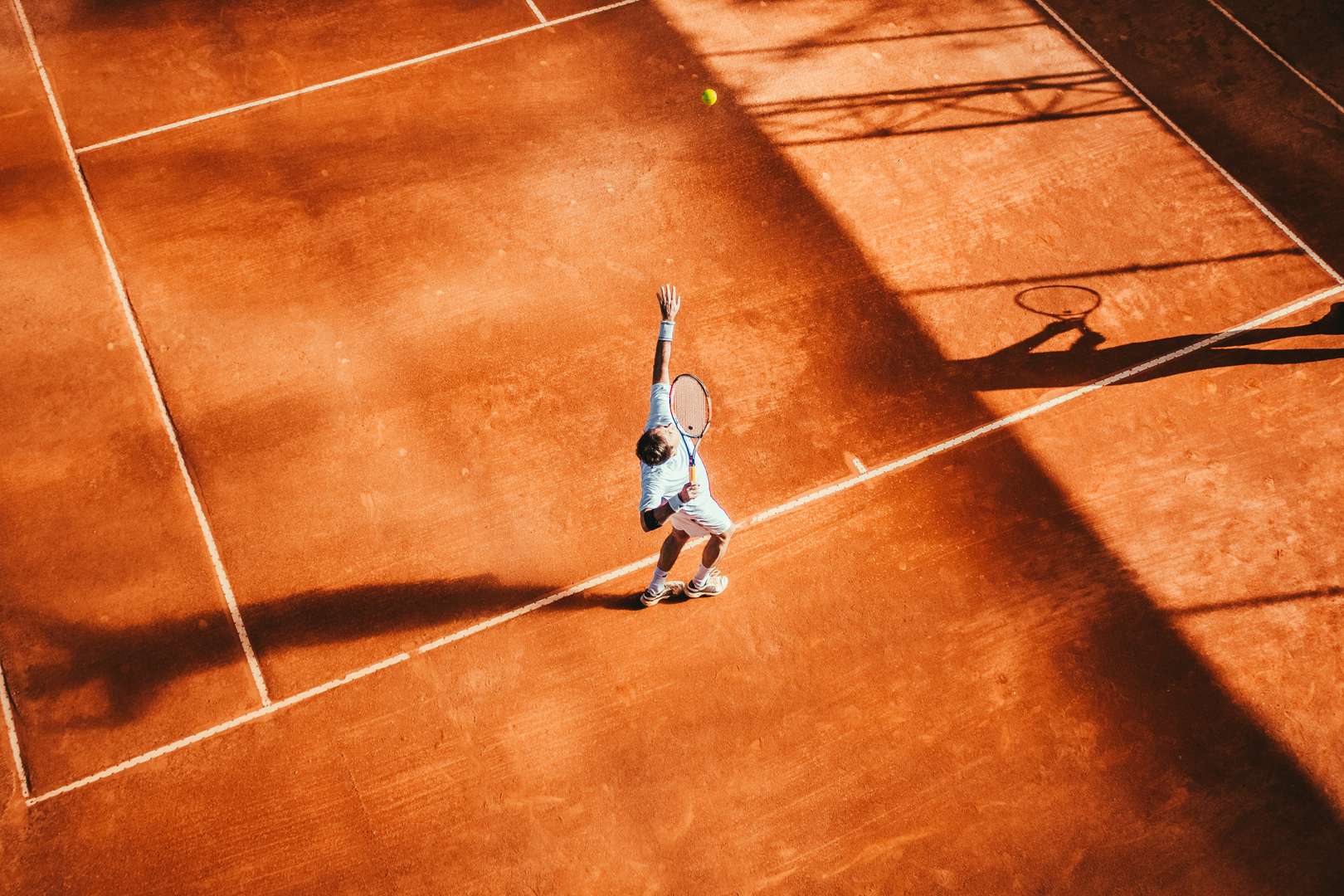 tennisspeler die bal opslaat